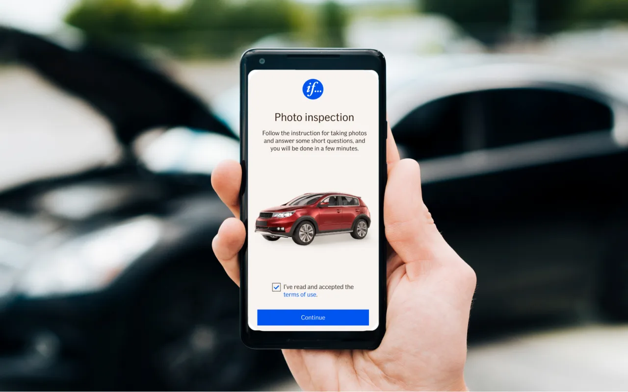 Kunde som bruker mobiltelefon til å fotografere bil for digital inspeksjon.